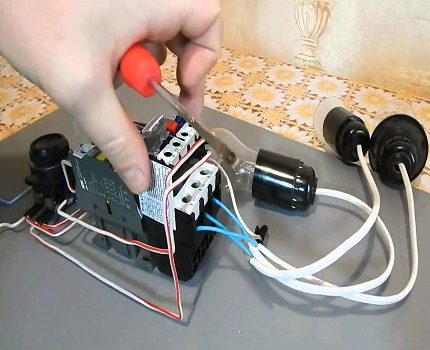 Le relais de protection thermique est réglé conformément aux instructions. Connexion relais de courant