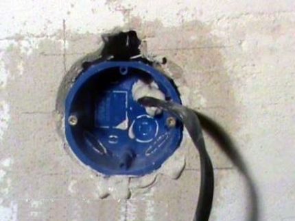 Beton duvara bir duvar prizi takmak için gizli seçenek Beton Soketi