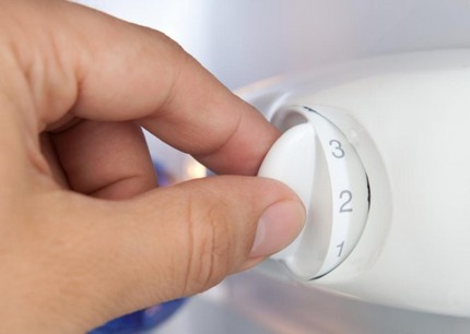 Dans les modèles simples, il y a un régulateur de température mécanique Régulateur de température mécanique dans le réfrigérateur