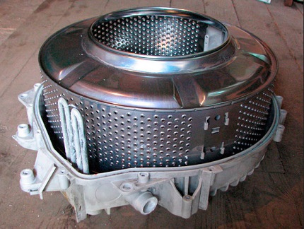 The plastic case is easily removed from the tank design Disassembled tank