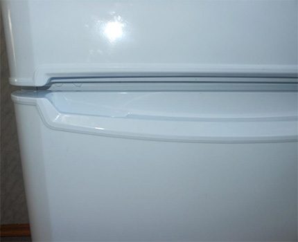 Poignées sur la porte du réfrigérateur Indesit Type de poignée de réfrigérateur dissimulée