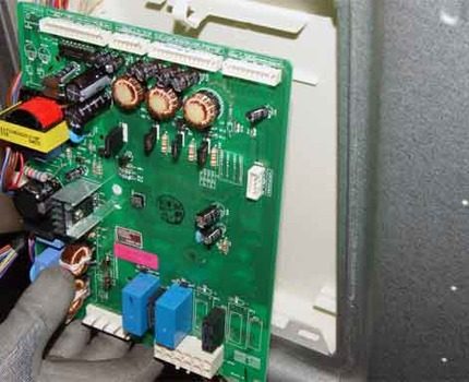 La défaillance de l'électronique du réfrigérateur peut être éliminée en coupant l'alimentation Module de commande de réparation