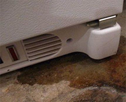 Eau de réfrigérateur - raison de réparer l'équipement Liebherr De l'eau sous le réfrigérateur