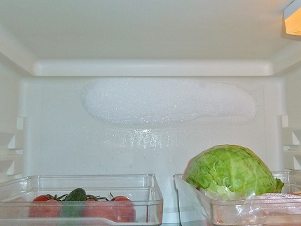 Congélation des calottes glaciaires sur la paroi du réfrigérateur Formation de glace sur la paroi arrière