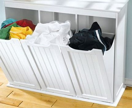 L'appareil pour trier les choses avant de se laver dans la voiture Boîte de tri du linge