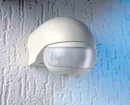 Snow may interfere with the correct operation of some models of touch switches. Light detector