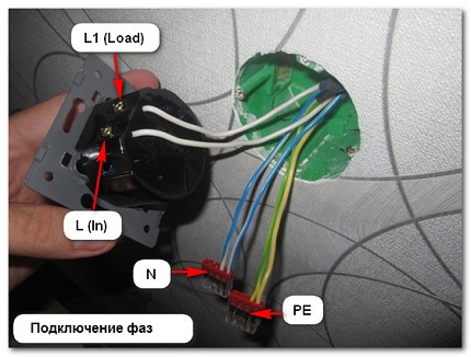 The model of touch-sensitive circuit breaker is connected similarly to mechanical counterparts. Touch switch connection