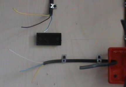 Kabloyu iki kutuplu bir anahtar bağlamak için hazırlama Elektrik kablolarının montajı