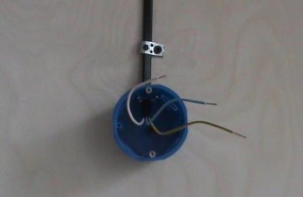 Bağlanmak için soketteki tellerin hazırlanması Soketteki teller