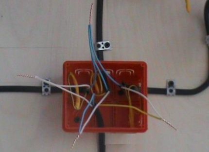 Bağlantı kutusundaki bağlantı kutusu Kablo bağlantısı