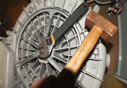 When removing the pulley, it is most difficult to unscrew the fixing bolt. Pulley removal