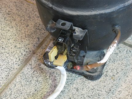 Emplacement du relais de démarrage dans le réfrigérateur Relais monté sur compresseur