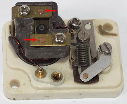 Contacts relais oxydés du réfrigérateur à traiter La position des contacts sur la barre