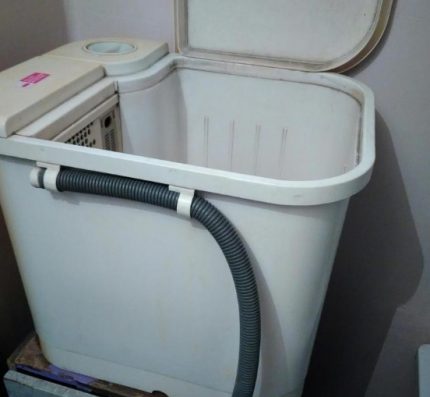 Le bébé chauffé se distingue par la petite capacité du bol de lavage Machine chauffée