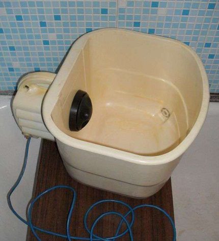 Il est important de ne pas oublier d'éteindre l'appareil de la machine avant de vider et de remplir l'eau Bébé dans la salle de bain