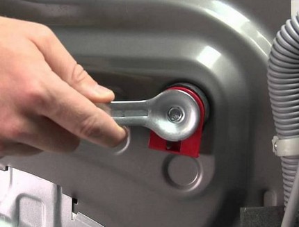 Il est important de retirer toutes les fixations et boulons pour le transport avant de démarrer la machine pour la première fois. Retrait des boulons de transport