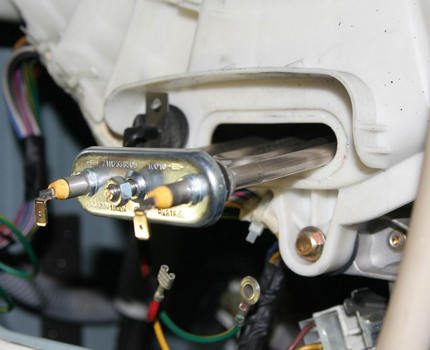 Il est facile de retirer l'élément chauffant du compartiment Retrait du radiateur de la machine à laver