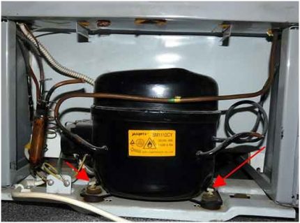 Les attaches peuvent rester après le transport du réfrigérateur Boulons d'expédition du compresseur