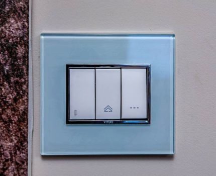 Anahtarlar bir dizi kullanışlı özellik ile donatılabilir. Üç tuşlu anahtar