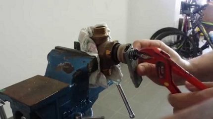 Você pode instalar a válvula de acordo com as instruções do fabricante. O processo de parafusar o dispositivo de segurança