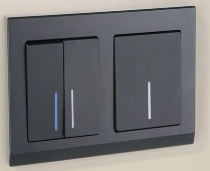 Die Hintergrundbeleuchtung des Schalters kann dazu führen, dass die Lampe blinkt Beleuchteter Schalter