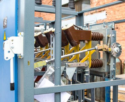 Vacuum circuit breakers