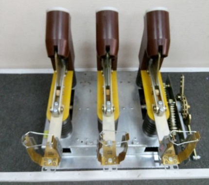 Vacuum circuit breaker