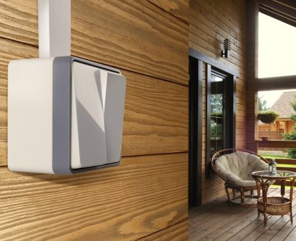 Ahşap bir evde iki anahtar genel gider modeli Prizi takmanın harici yolu