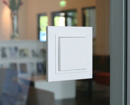 Devre kesicilerin tasarımı üreticinin hayal gücüne bağlıdır. Tek tuşlu anahtar