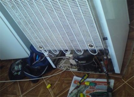 Réparation de réfrigérateur à moteur continu Le moteur du compresseur fonctionne en continu