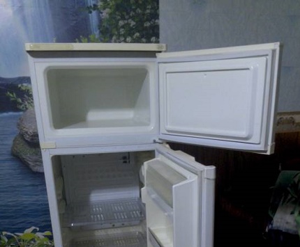 Réfrigérateur Saratov avec deux chambres Réfrigérateur Saratov avec deux chambres