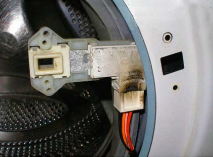 Sunroof locking device