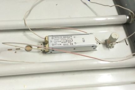 Connexion de l'appareil au dispositif d'éclairage Installation de ballast dans une lampe fluorescente