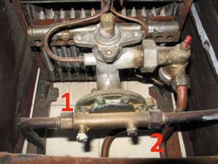 2 Muttern am Getriebe lösen Demontage des Wasserreduzierers