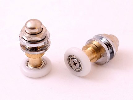 Rouleaux excentriques pour portes de douche