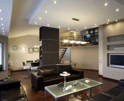 Oturma odasında muhteşem halojen aydınlatma