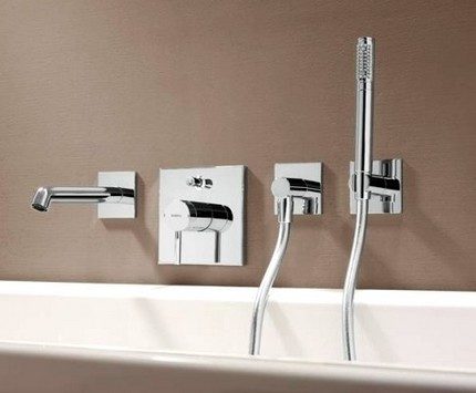 Installez un eye-liner flexible dans l'unité intérieure du mur