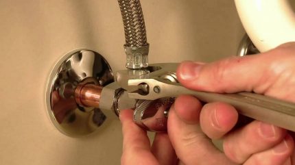 Installation de tuyau flexible