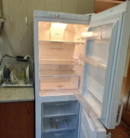 Intérieur du réfrigérateur Dexsp Agencement intérieur