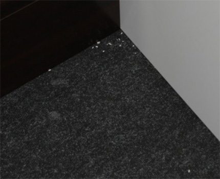 Deficiências no trabalho do robô aspirador de pó produção coreana Canto da sala, mal limpo de detritos