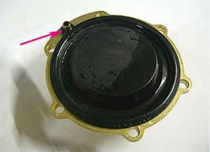 Der Membranhalter muss abgeschraubt werden Membransteuerstift