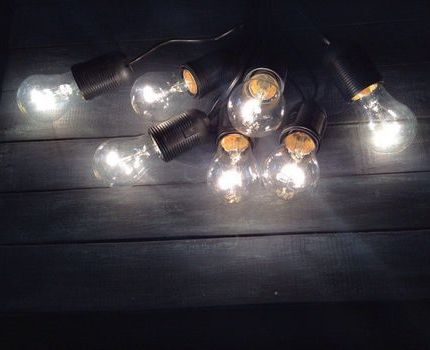 L'entreprise produit également des ampoules à incandescence ordinaires. Ère incandescente