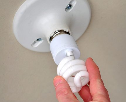 Visser une lampe fluorescente dans une cartouche