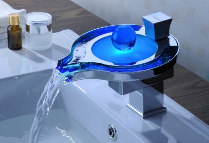 The glass faucet is difficult to care for Illuminated metal waterfall