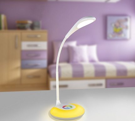 La possibilité d'incliner et de faire pivoter la lampe de table