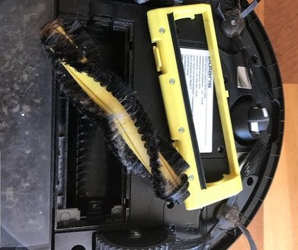 Limpando as escovas de um aspirador de pó robô Cuidado do robô