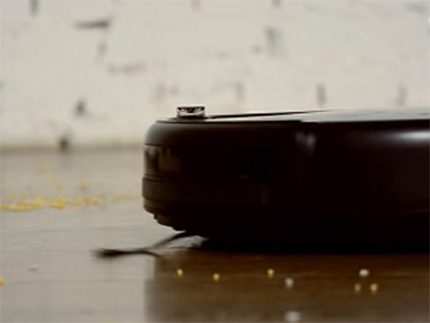 Aspirador de pó robô enquanto trabalhava Limpeza de área suja