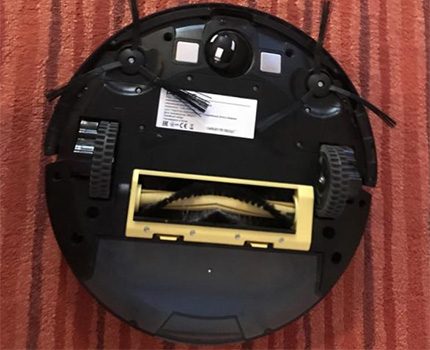 Lado de baixo do aspirador de pó robótico Polaris PVCR 1126W Vista inferior do Polaris PVCR 1126W