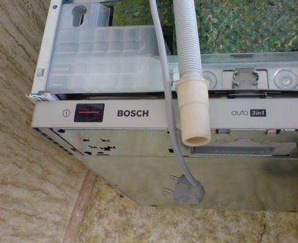 Hose for connecting a dishwasher