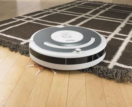 Certains modèles sont capables de se déplacer sur les tapis. Aspirateur robot avec brosses